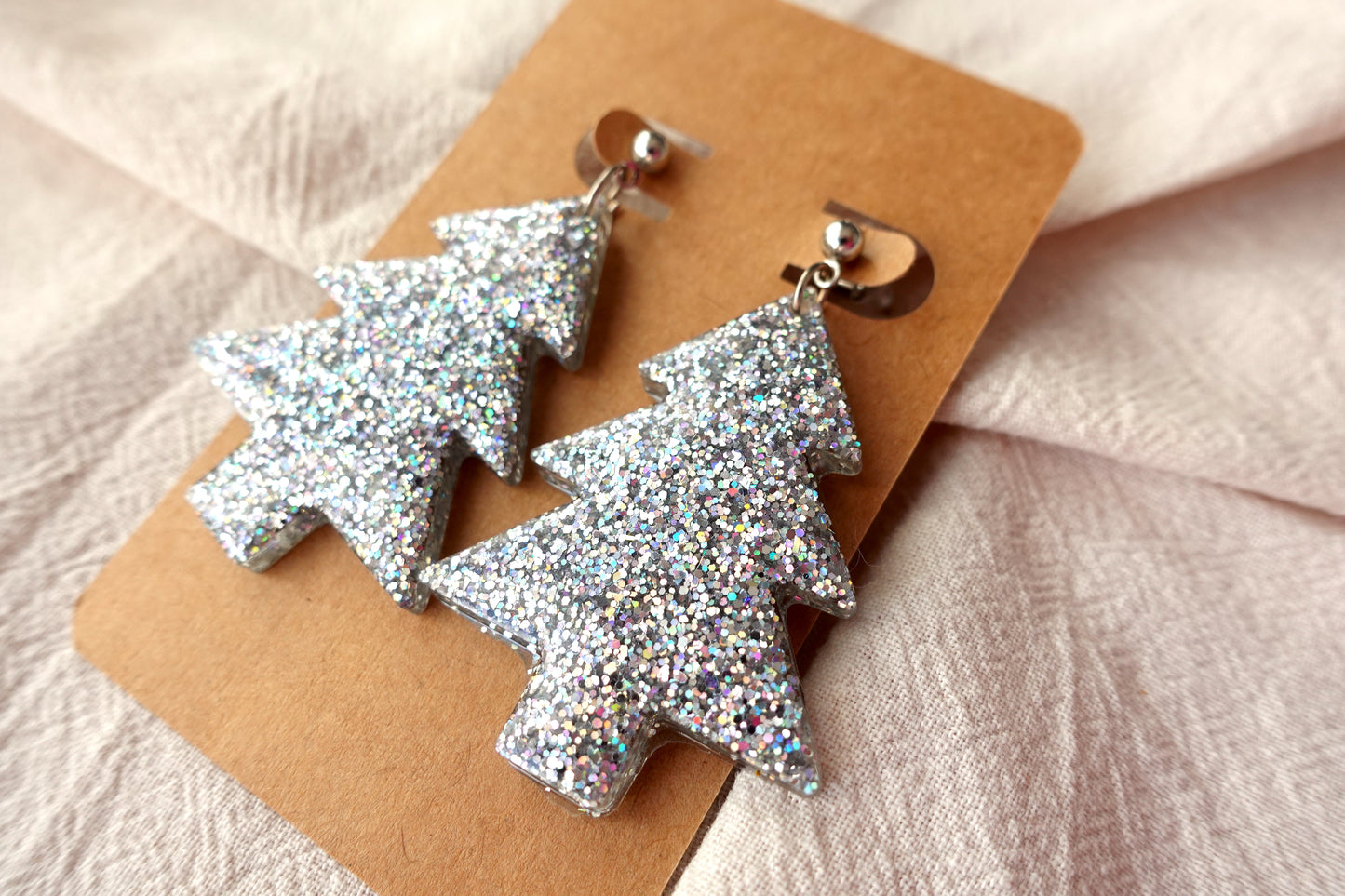 Zilveren holografische glitter kerstboom oorbellen met zilverkleurig knopje