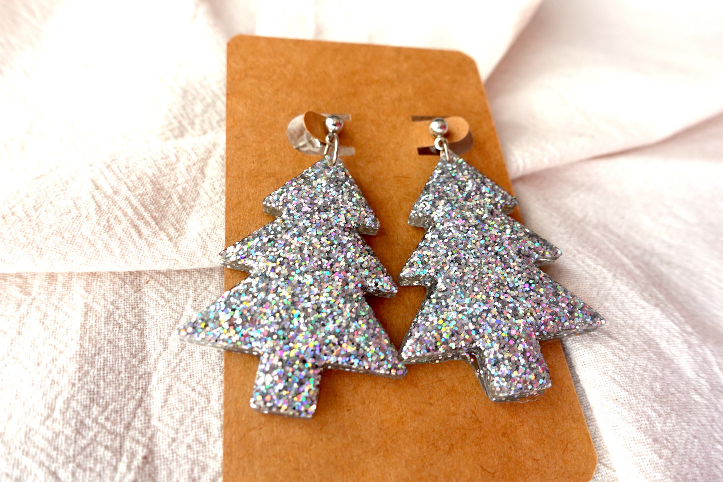 Zilveren holografische glitter kerstboom oorbellen met zilverkleurig knopje