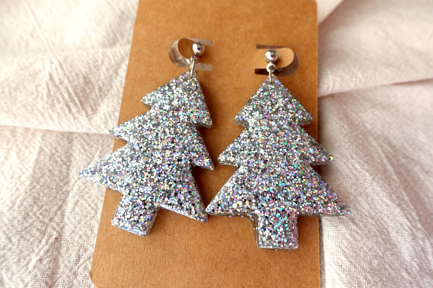 Zilveren holografische glitter kerstboom oorbellen met zilverkleurig knopje