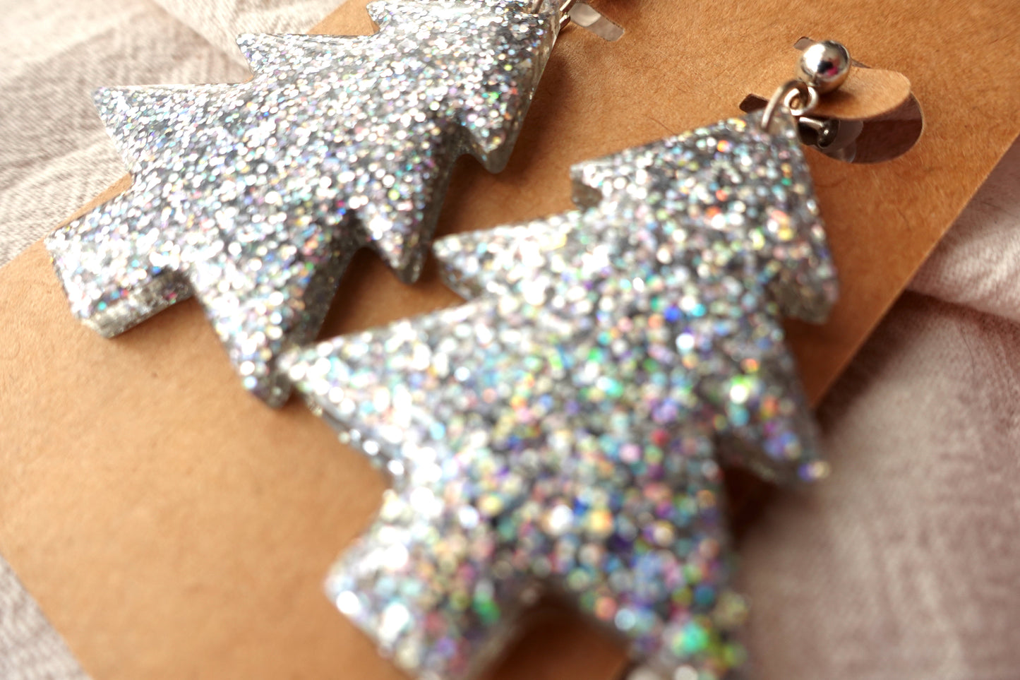 Zilveren holografische glitter kerstboom oorbellen met zilverkleurig knopje