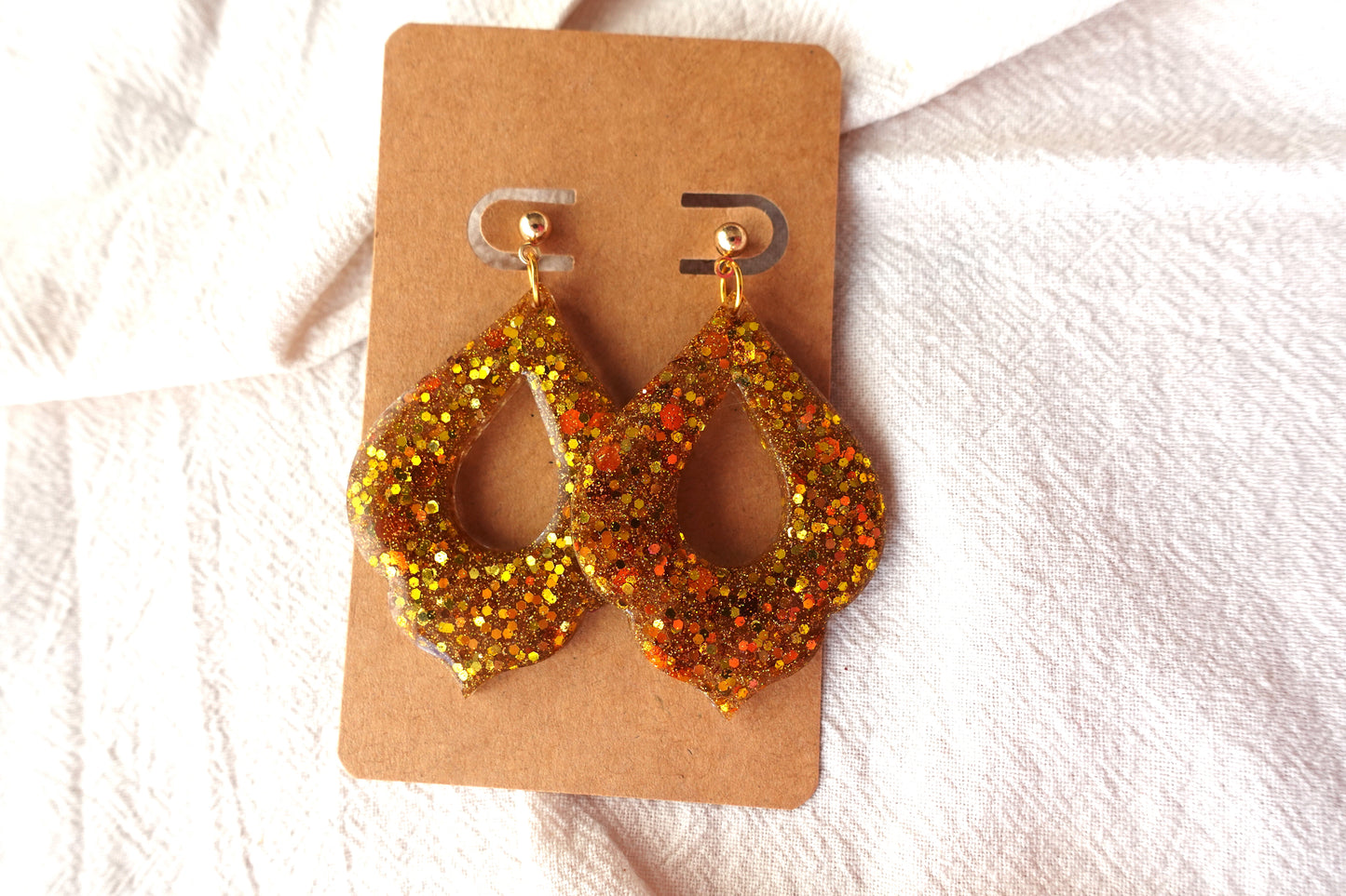 Goudkleurige holografische glitter oorbellen (Marokkaanse donut) met goudkleurige knopjes