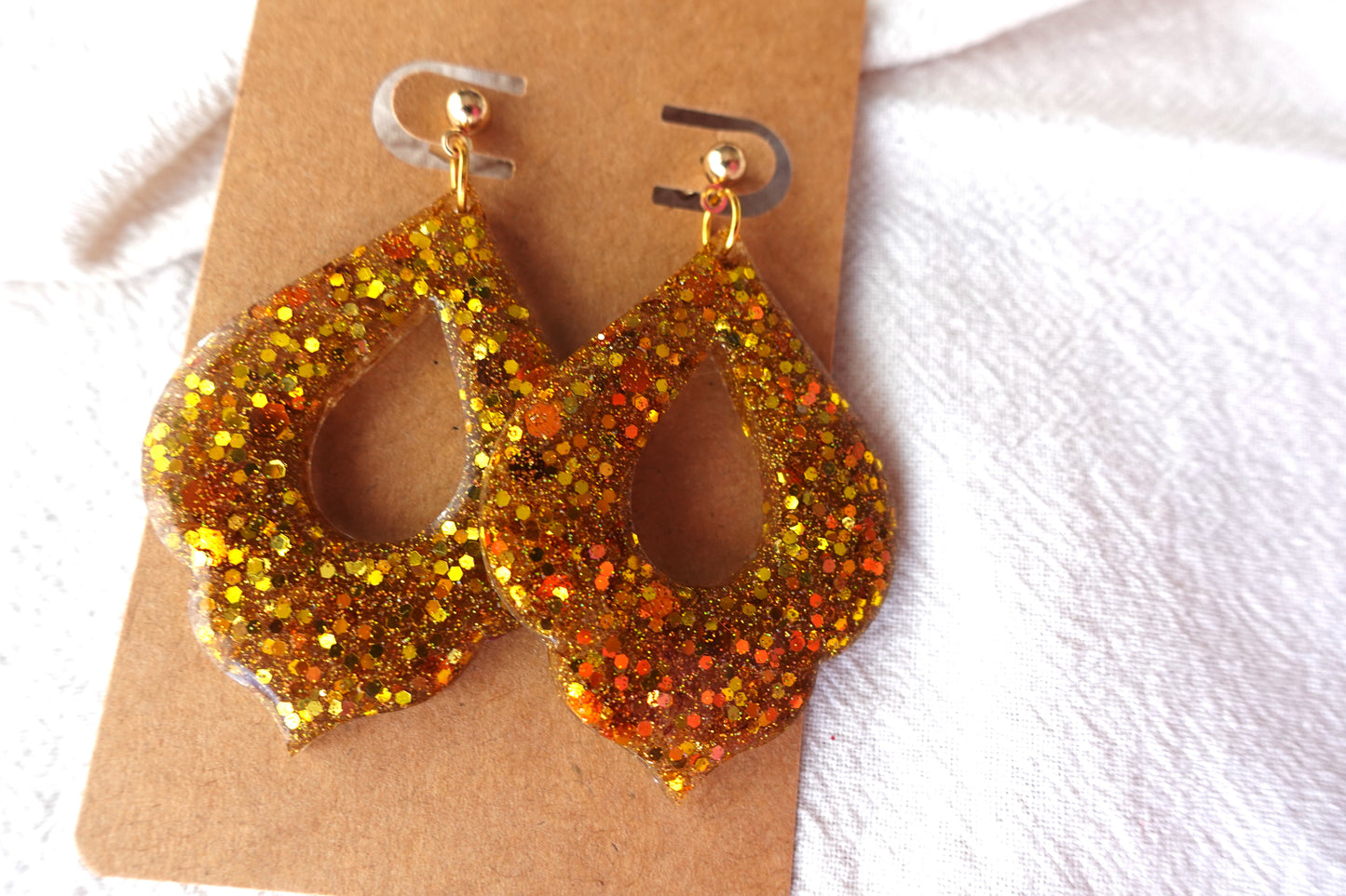 Goudkleurige holografische glitter oorbellen (Marokkaanse donut) met goudkleurige knopjes