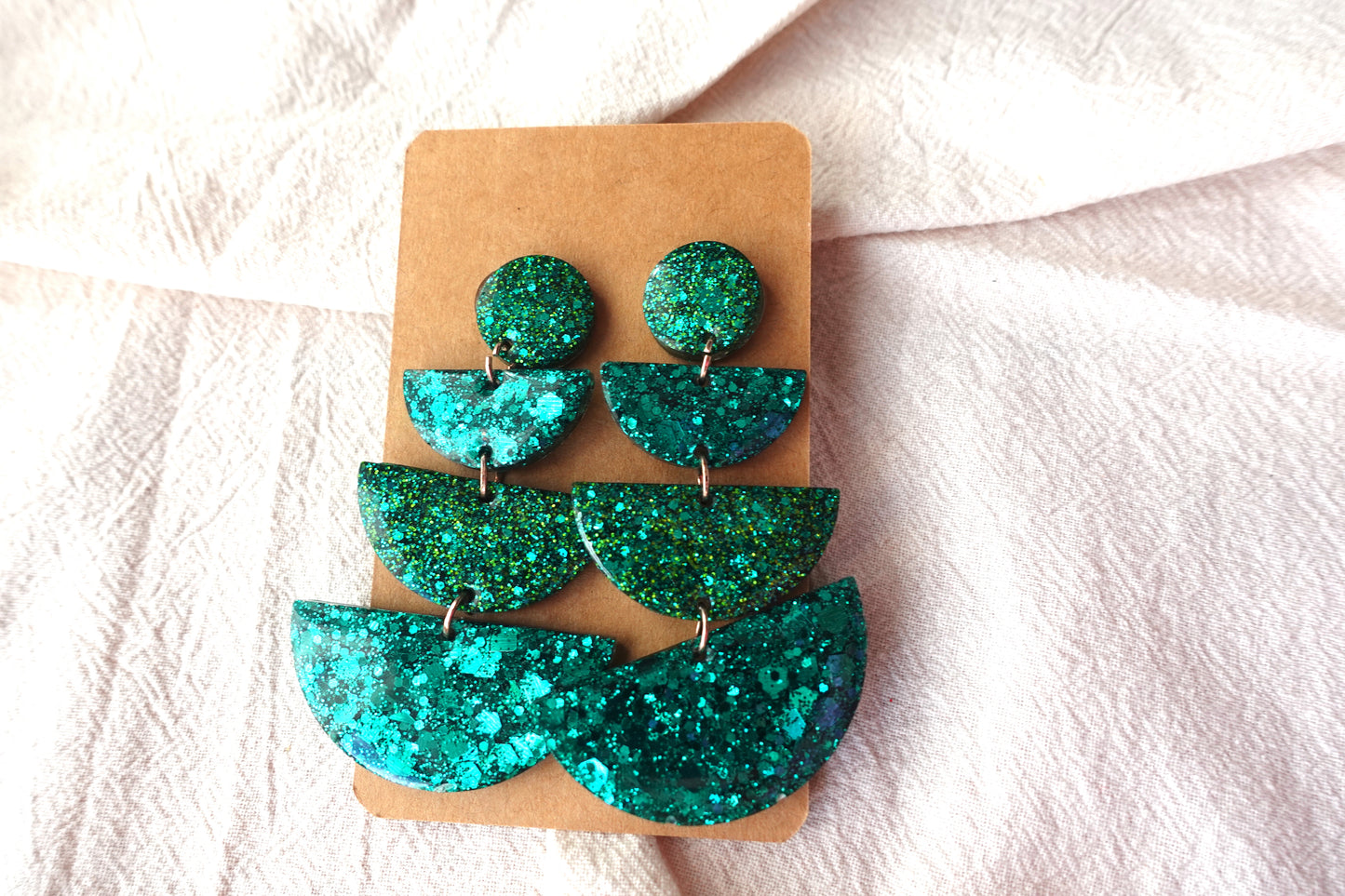 Halve cirkel soorbellen met goudkleurig knopje (donkergroene glitter)