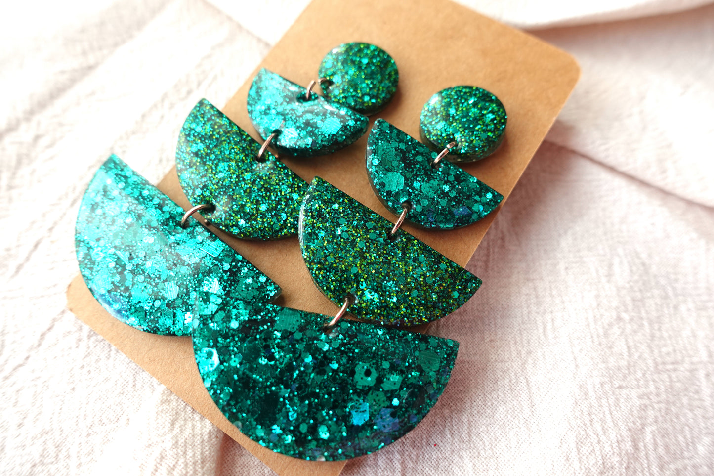 Halve cirkel soorbellen met goudkleurig knopje (donkergroene glitter)