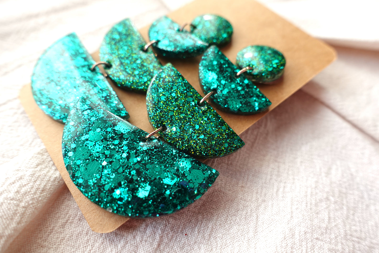Halve cirkel soorbellen met goudkleurig knopje (donkergroene glitter)