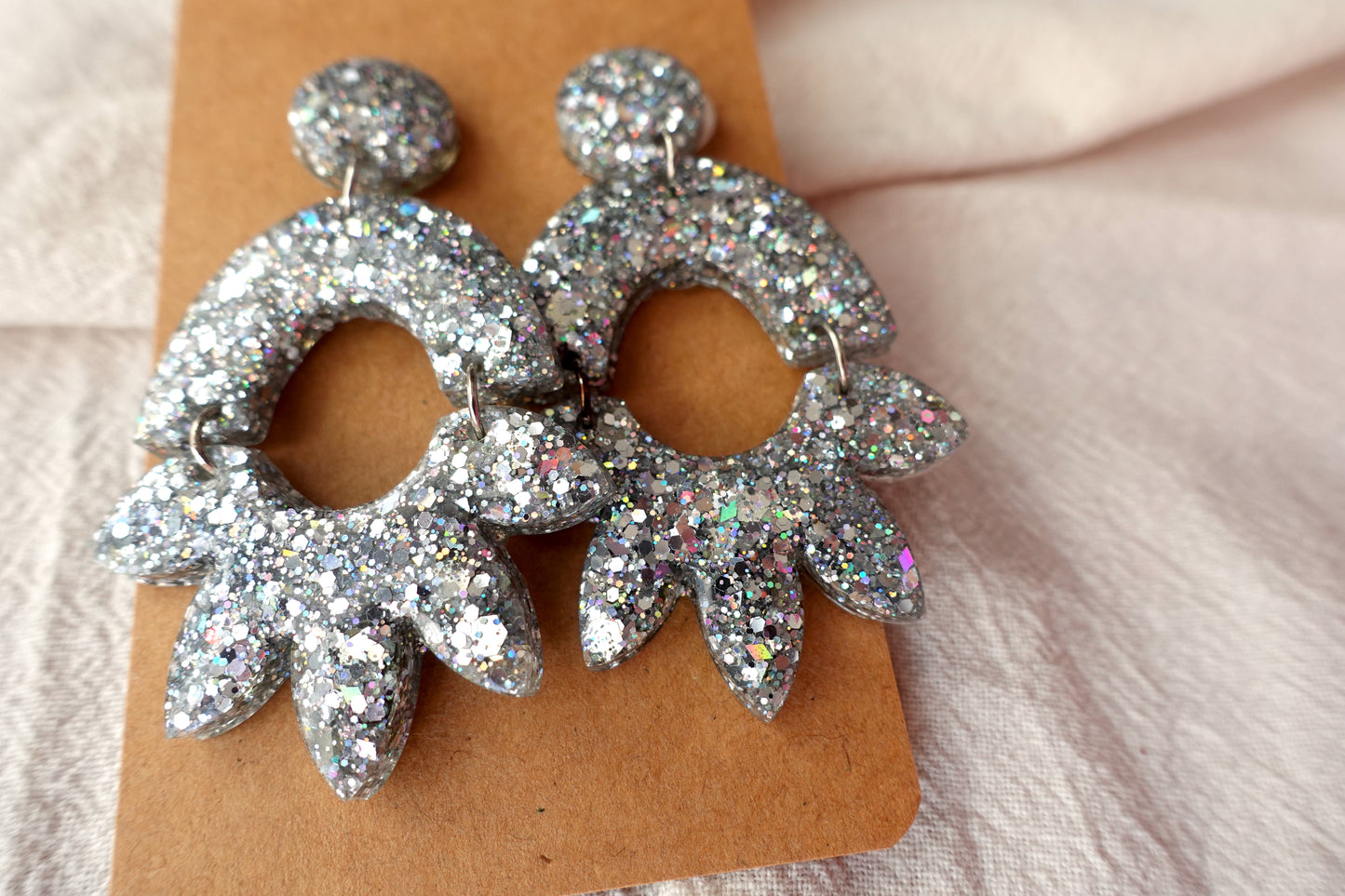 Halve bloem oorbellen (zilveren holografische glitter)