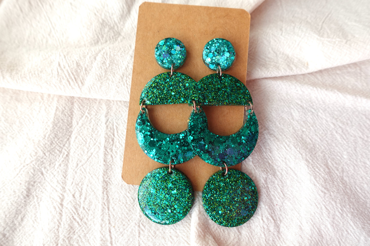 Halve cirkel maan oorbellen (donkergroene glitter)