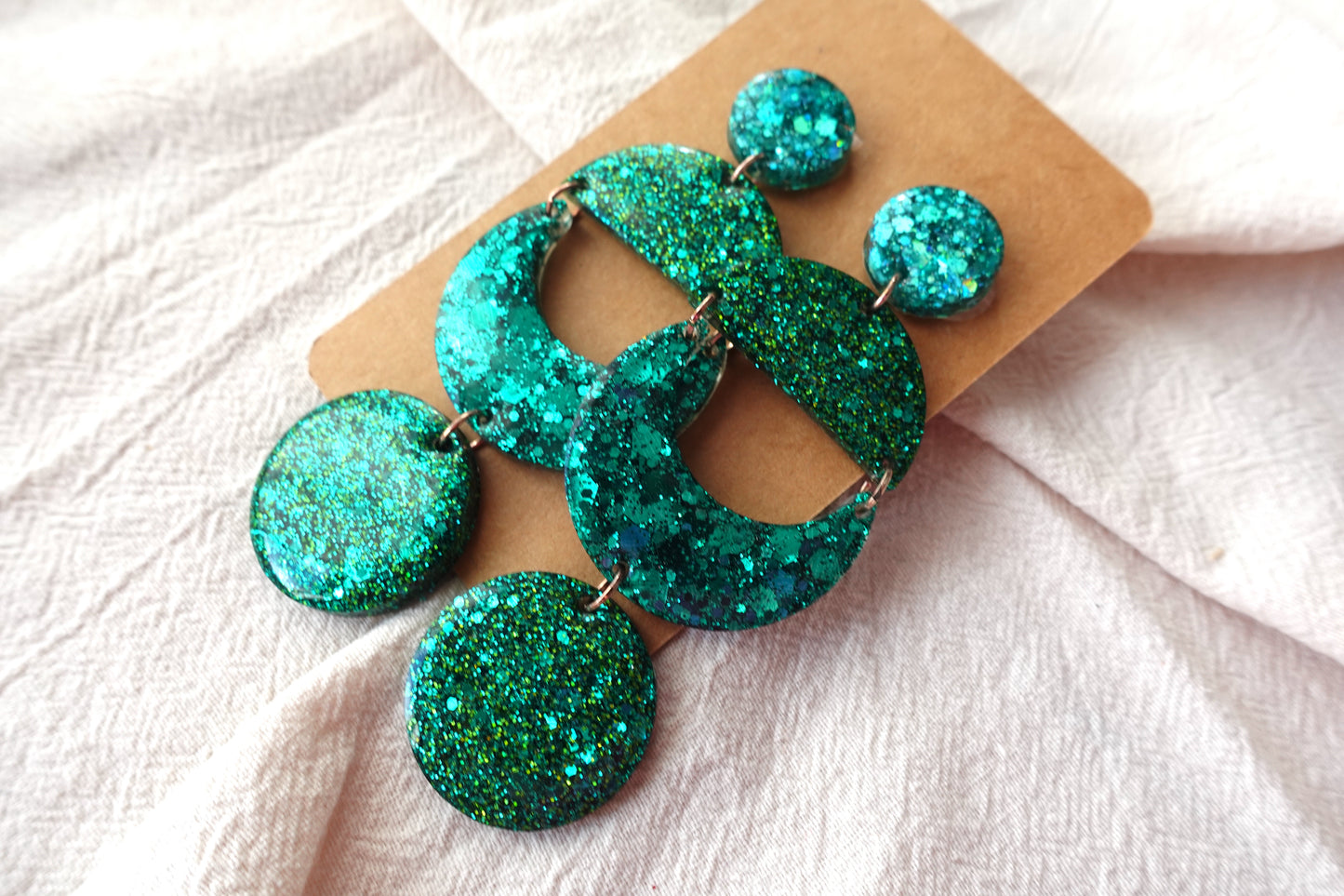 Halve cirkel maan oorbellen (donkergroene glitter)