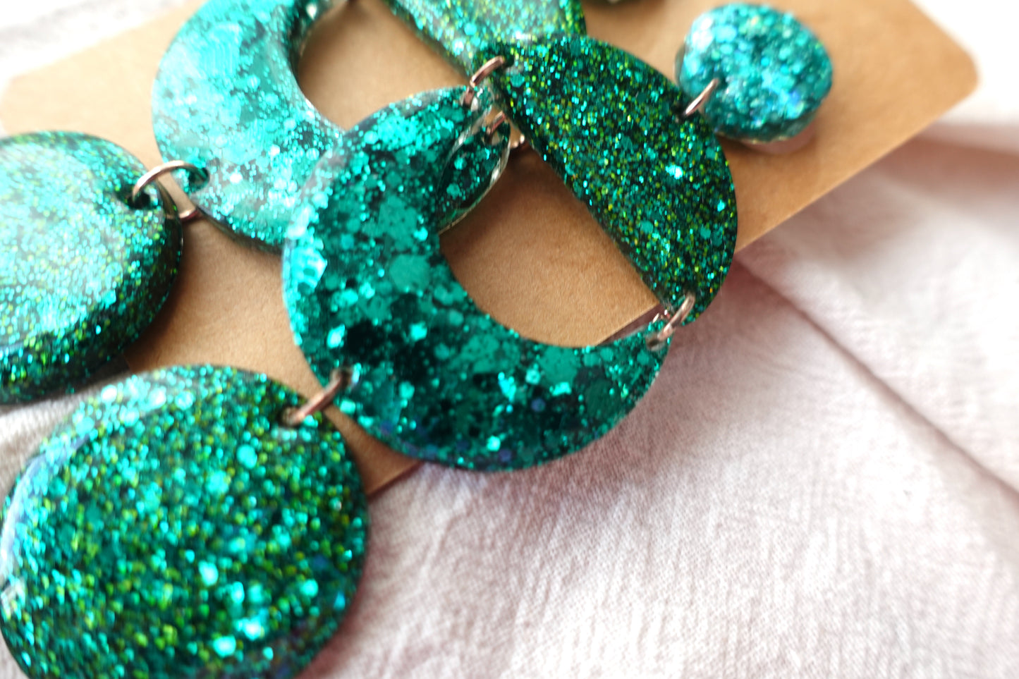 Halve cirkel maan oorbellen (donkergroene glitter)