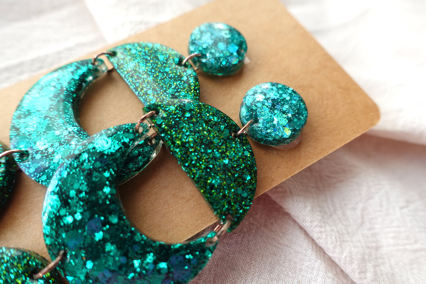 Halve cirkel maan oorbellen (donkergroene glitter)