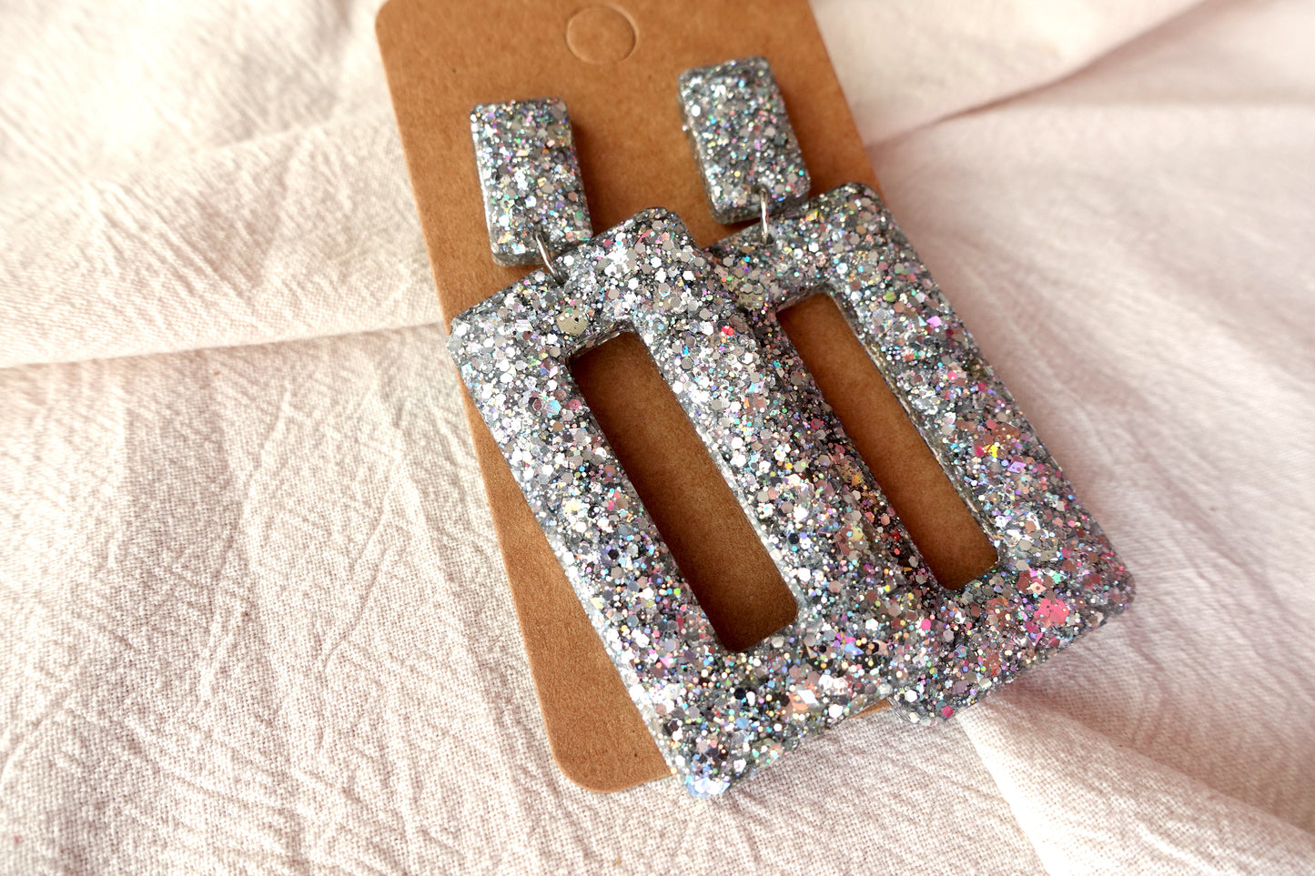 Lange rechthoekige oorbellen (zilveren holografische glitter)