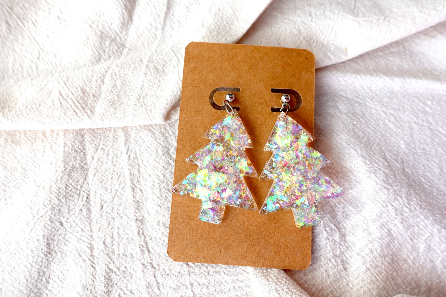 Doorzichtige glitter kerstboom oorbellen met zilverkleurig knopje en flakes