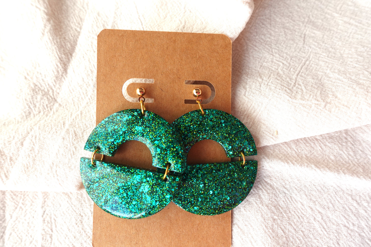 Halve cirkel oorbellen met goudkleurig knopje (donkergroene glitter)