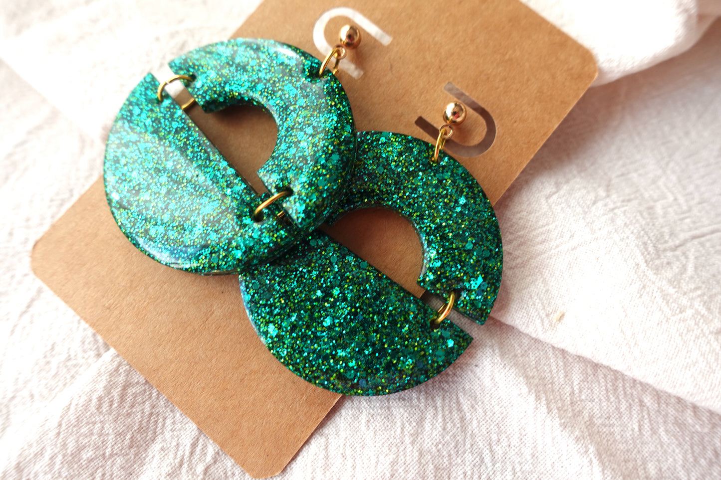Halve cirkel oorbellen met goudkleurig knopje (donkergroene glitter)