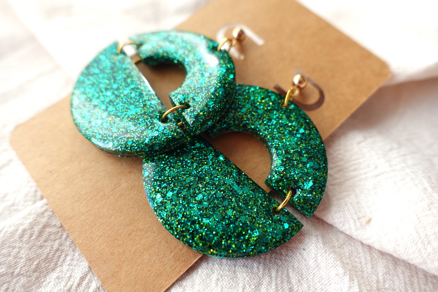 Halve cirkel oorbellen met goudkleurig knopje (donkergroene glitter)