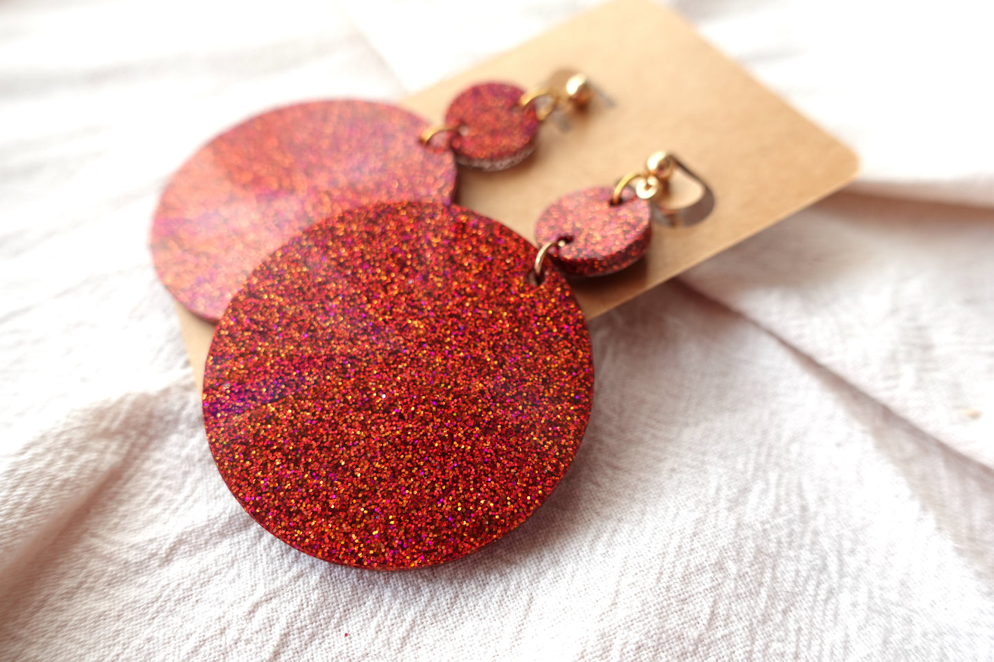 Rode holografische glitter kerstbal oorbellen