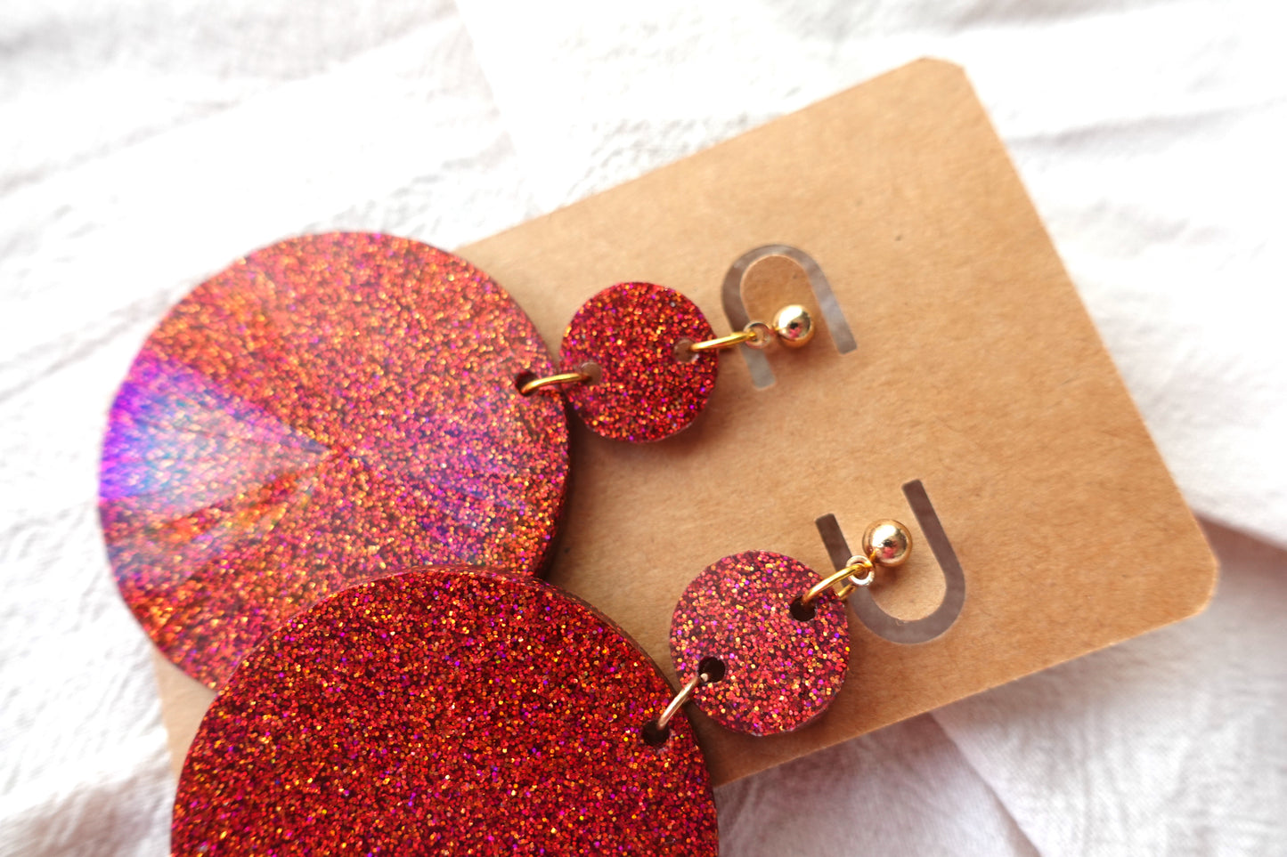 Rode holografische glitter kerstbal oorbellen