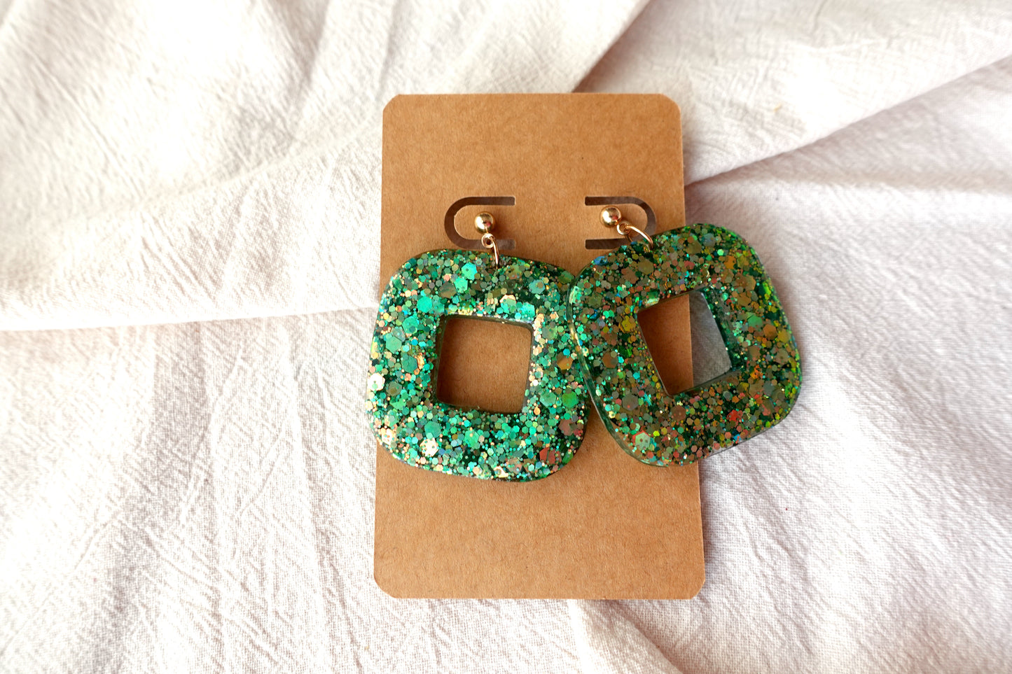 Vierkante donut oorbellen (groene holografische glitter)