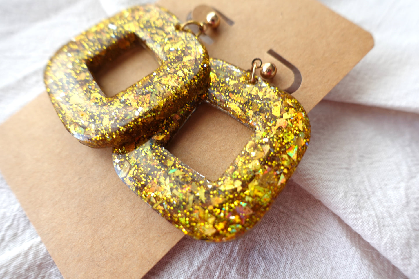 Vierkante donut oorbellen (gouden holografische glitter)