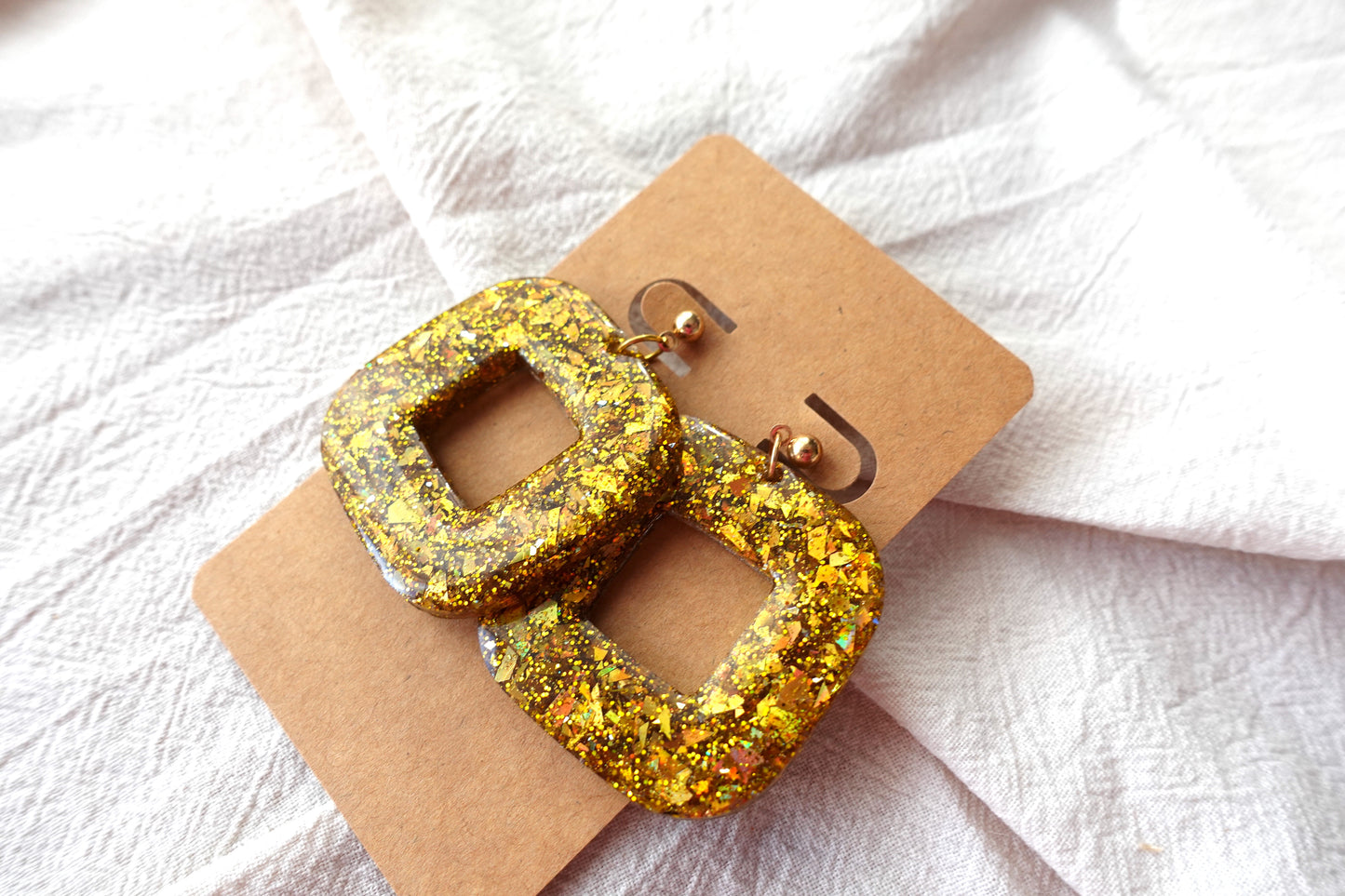 Vierkante donut oorbellen (gouden holografische glitter)