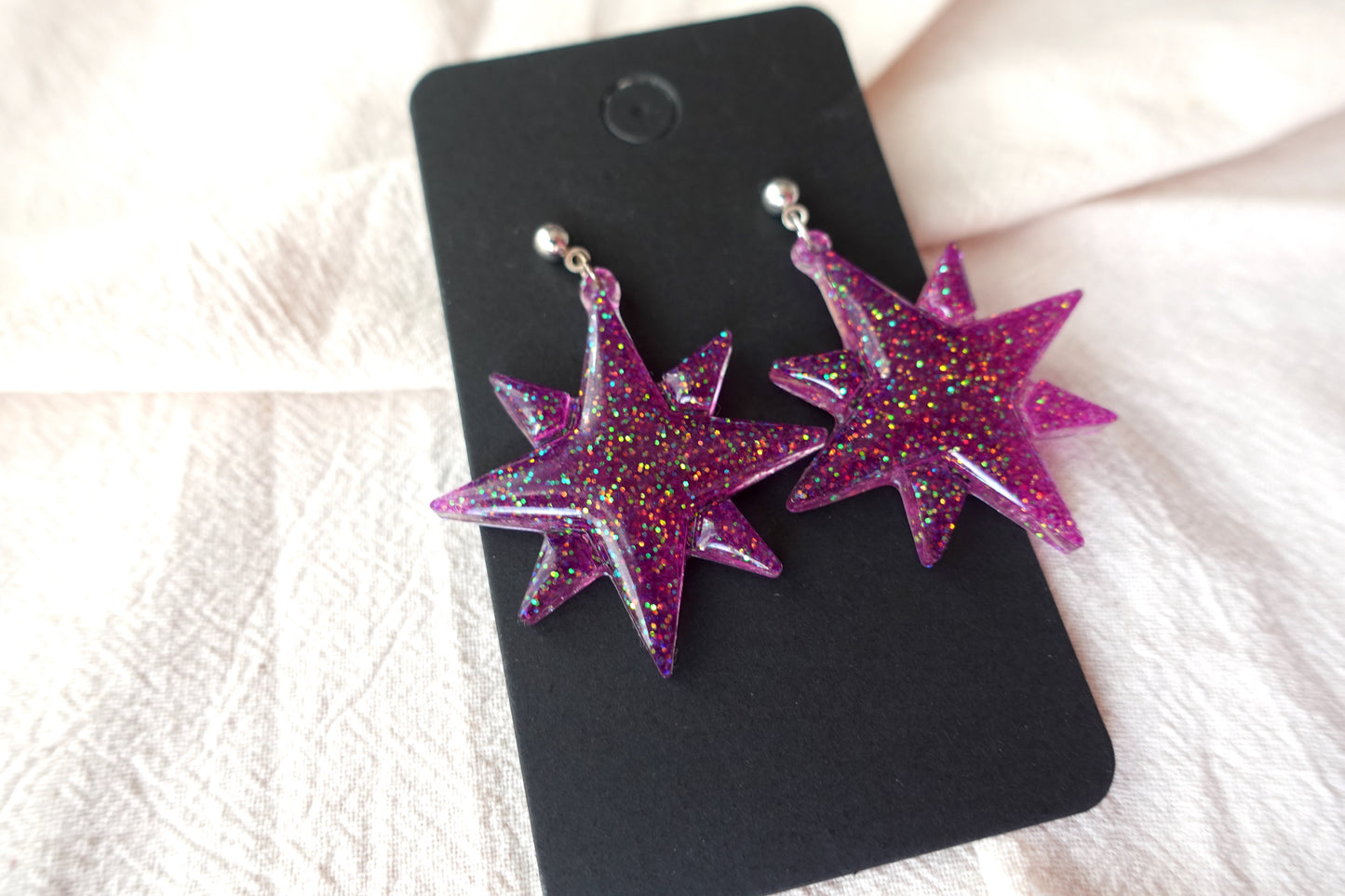 Kerst ster oorbellen met zilverkleurig knopje (paars met gekleurde glitter)