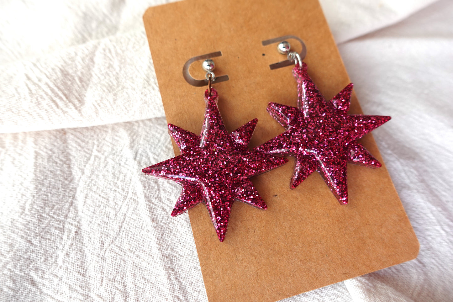 Kerst ster oorbellen met zilverkleurig knopje (rode glitter)