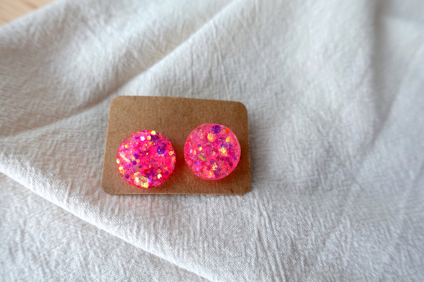 Roze holografische mini oorstekertjes met goudkleurige holografische flakes oorbellen