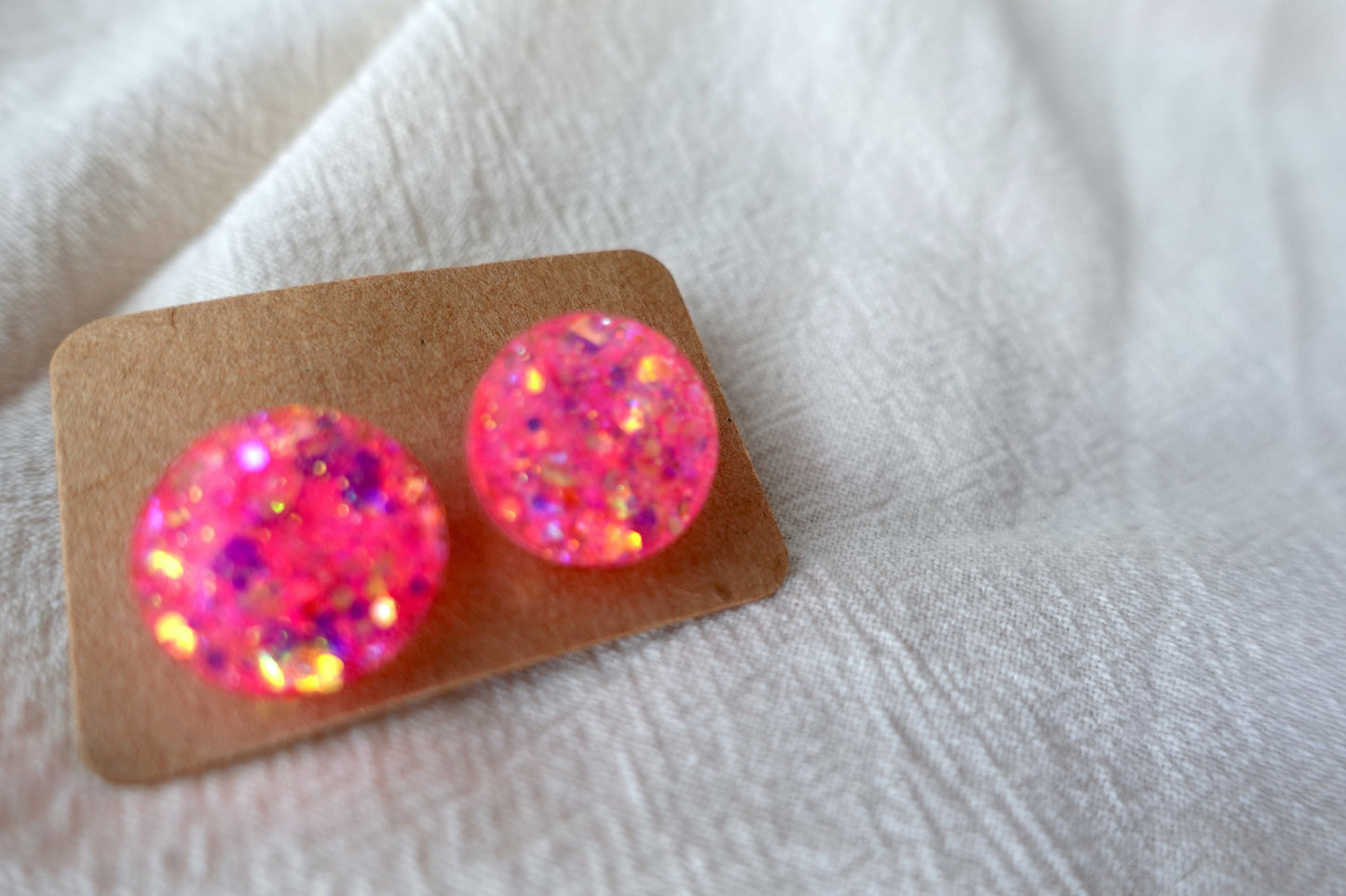 Roze holografische mini oorstekertjes met goudkleurige holografische flakes oorbellen