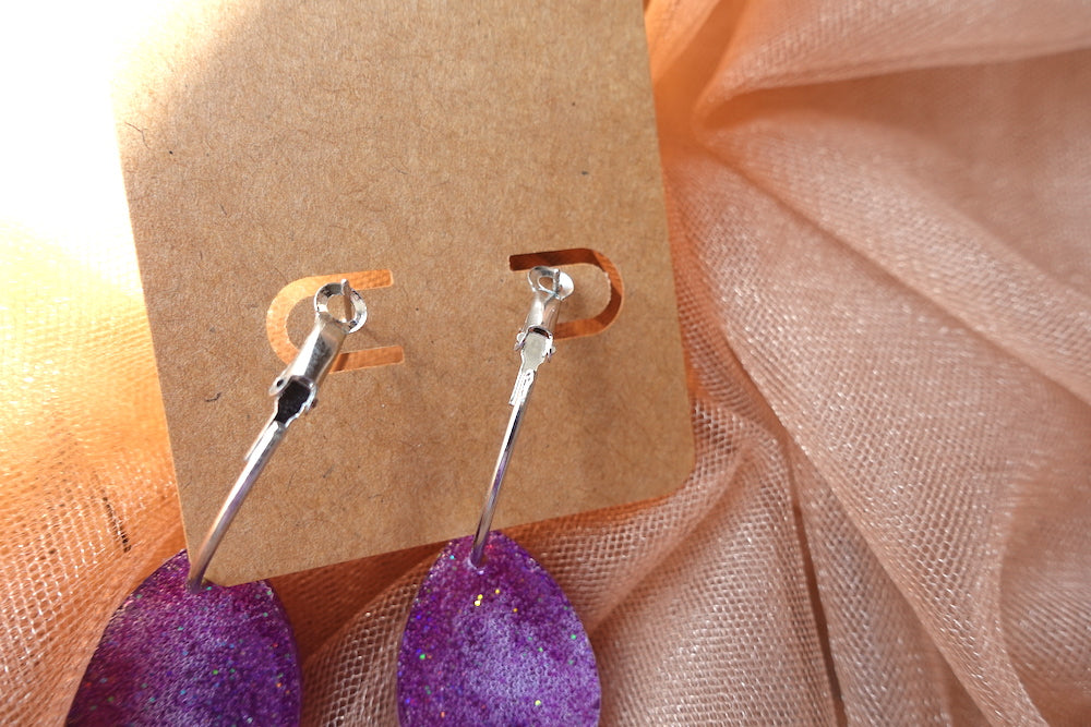 Paars-groene glitter oorbellen druppelvorm hoops zilverkleurig (dikkere hoops)