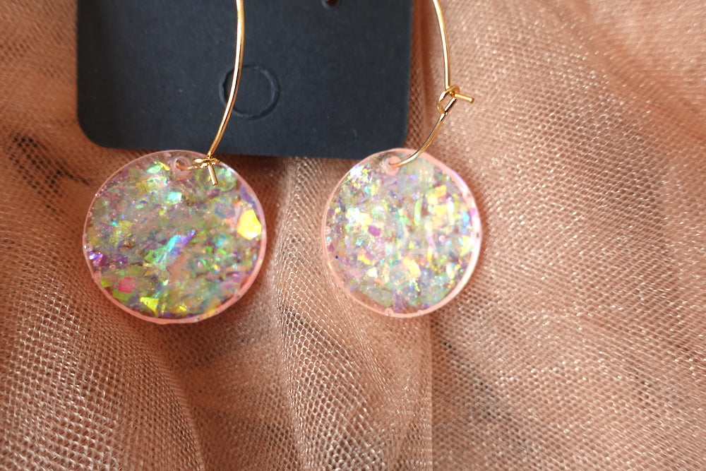 Flake glitter oorbellen (medium) XL hoops goudkleurig