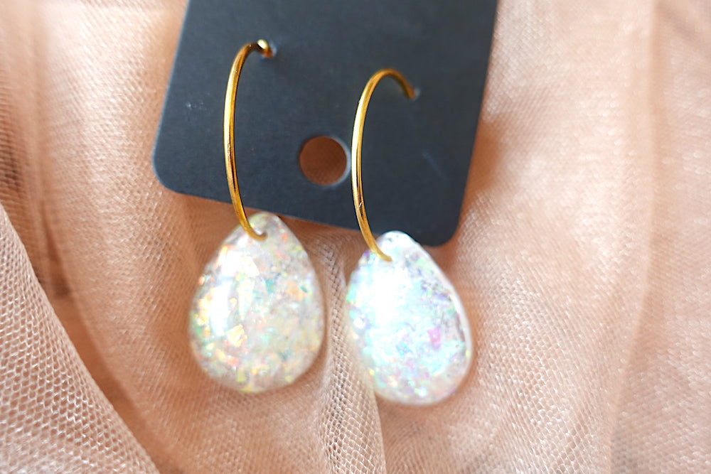 Flake glitter oorbellen druppelvorm dikke hoops goudkleurig