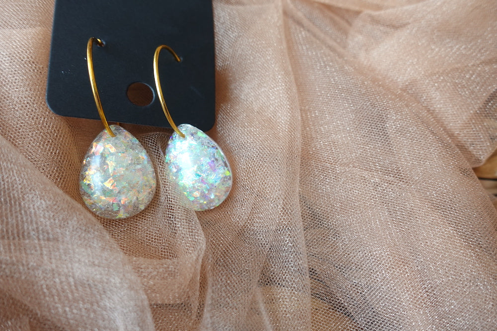 Flake glitter oorbellen druppelvorm dikke hoops goudkleurig