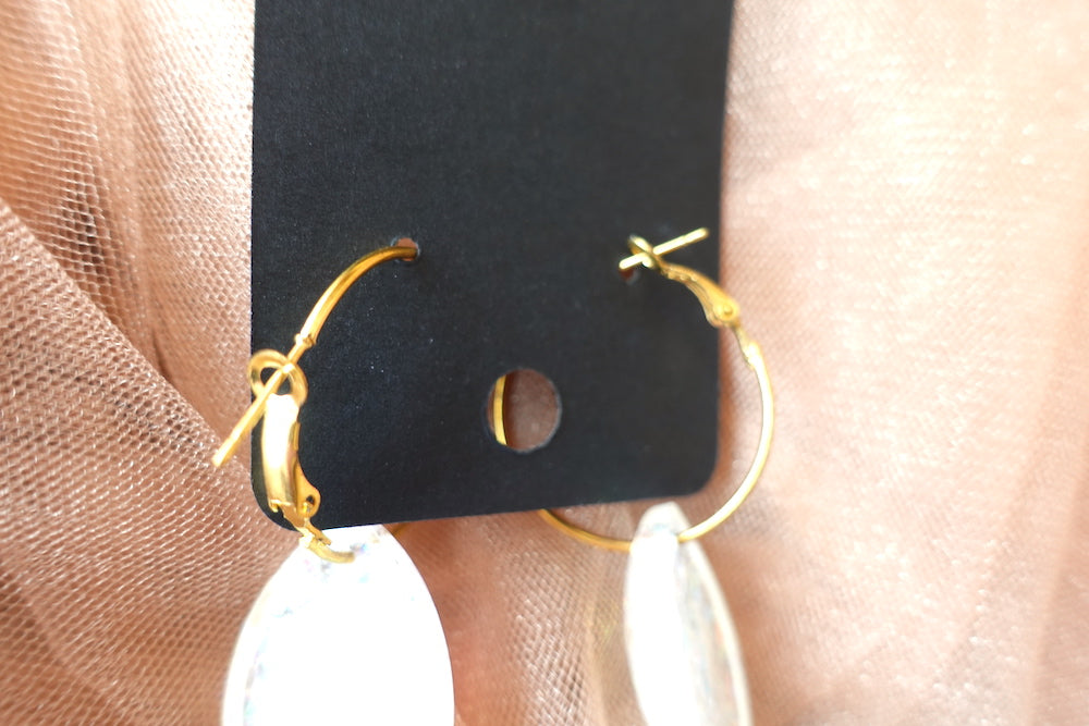 Flake glitter oorbellen druppelvorm dikke hoops goudkleurig