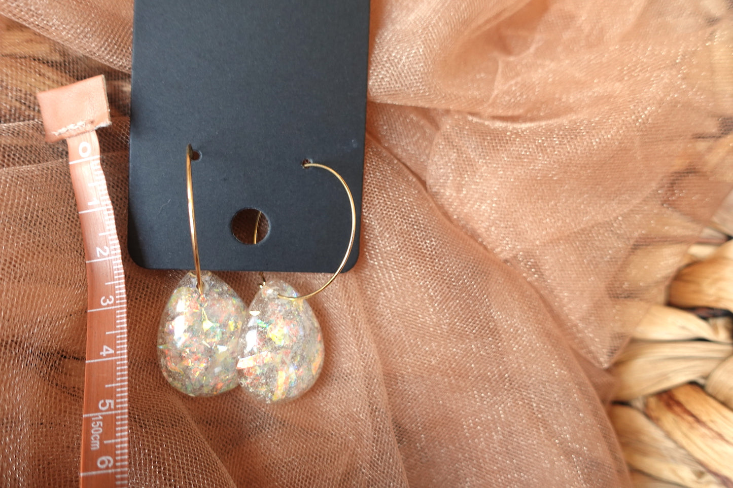 Flake glitter oorbellen druppelvorm hoops goudkleurig