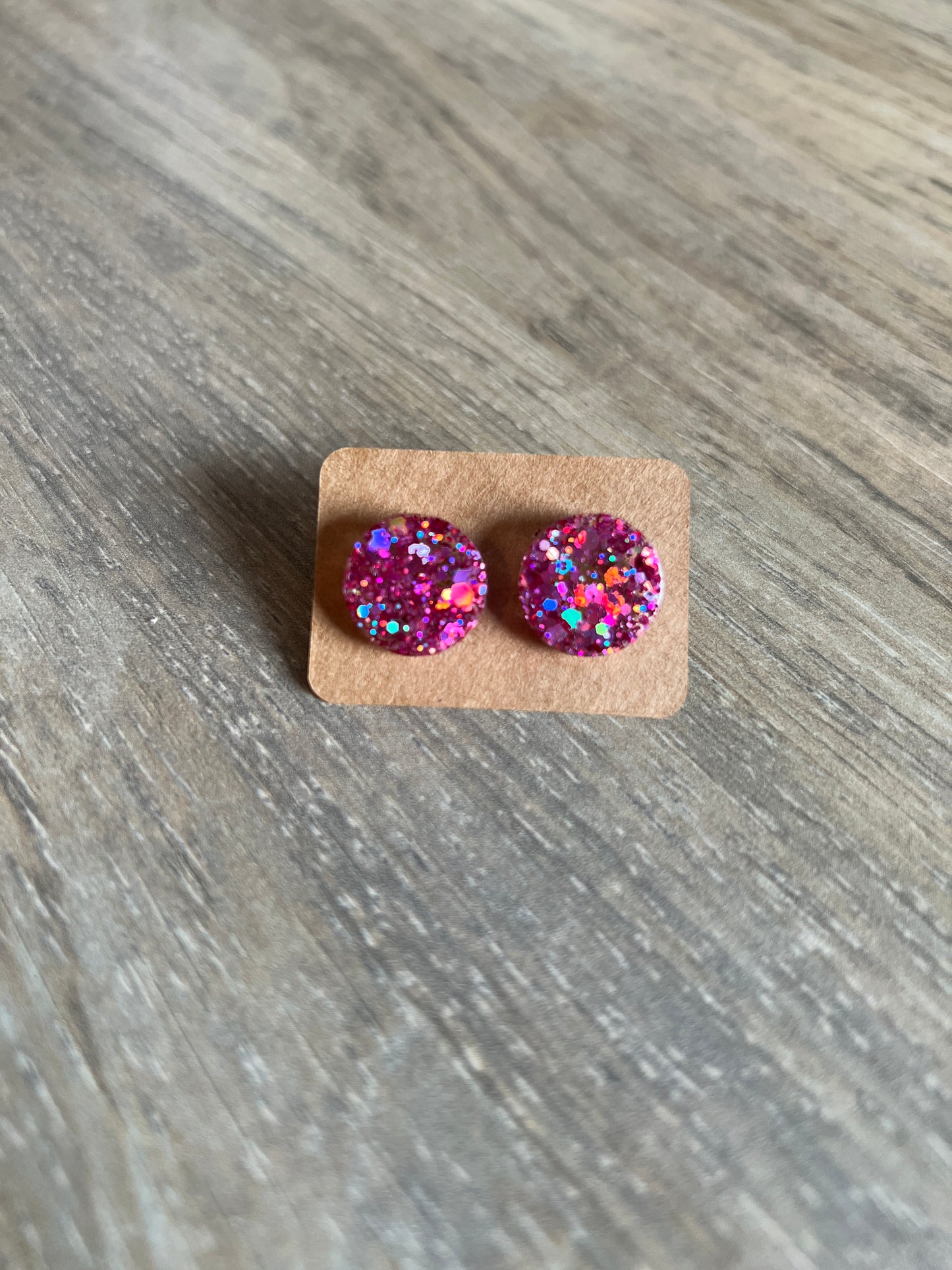 Fuchsia donkerroze holografische glitter met flakes mini oorstekertjes oorbellen SKU 220