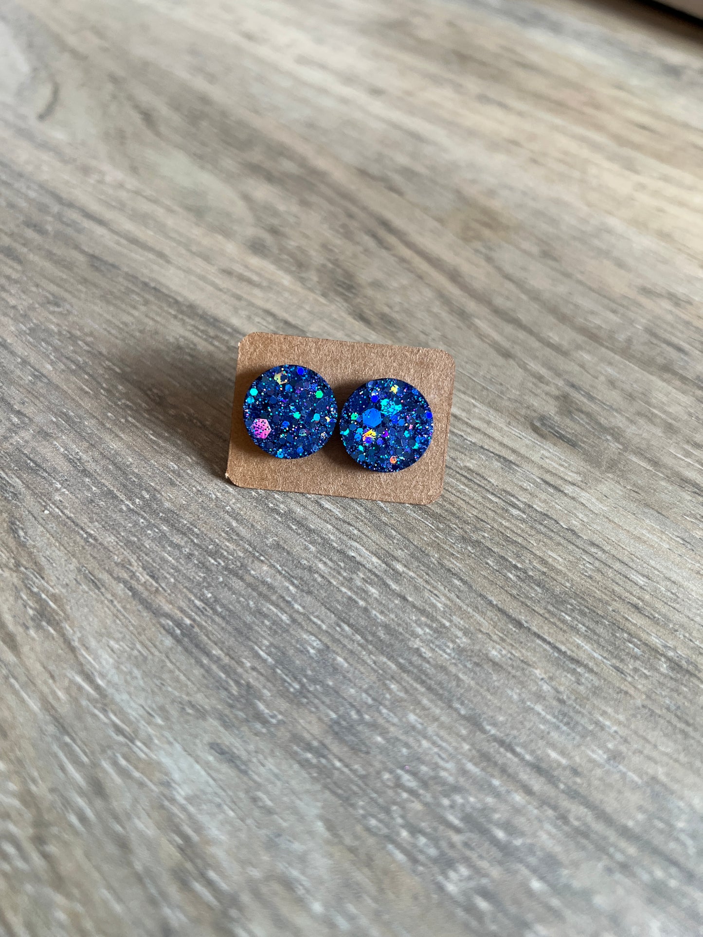 Donkerblauw mini oorstekertjes holografisch oorbellen met flakes SKU 217