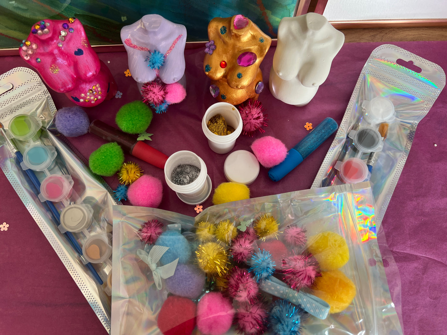 Babyborrel babyshower activiteit: zwangere buiken schilderen en versieren (DIY box)
