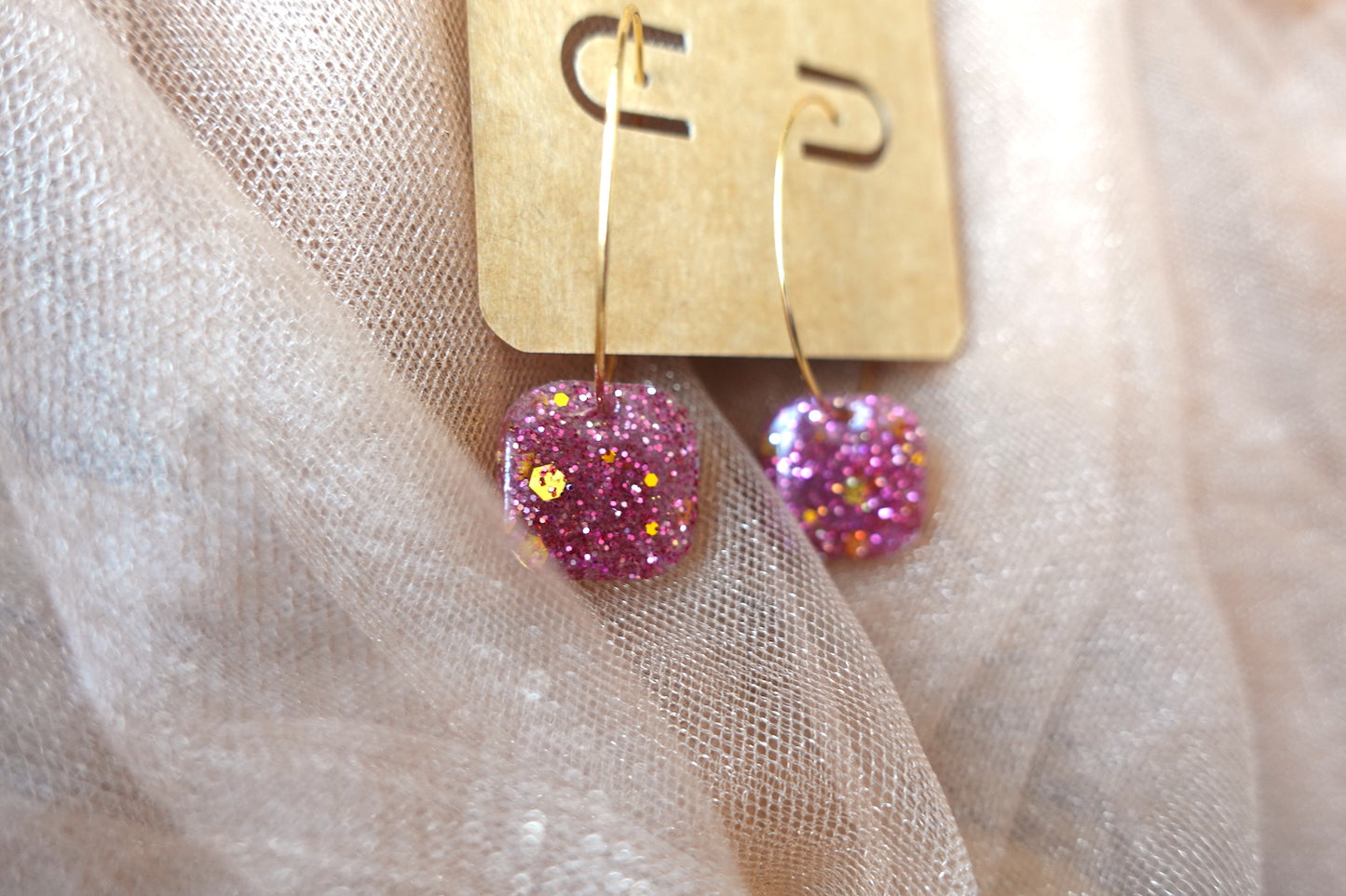 Mini vierkante glitter (rood-roze-koper) oorbellen hoops goudkleurig