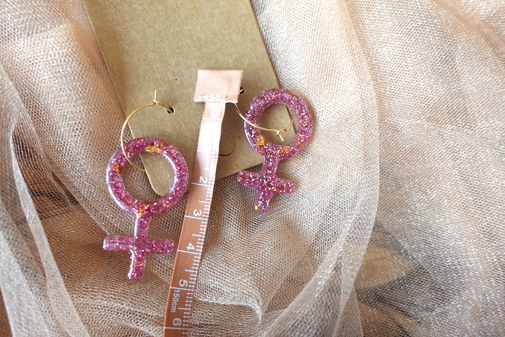 Roze-rode glitter oorbellen Girl Power hoops goudkleurig (met koperen accentjes)