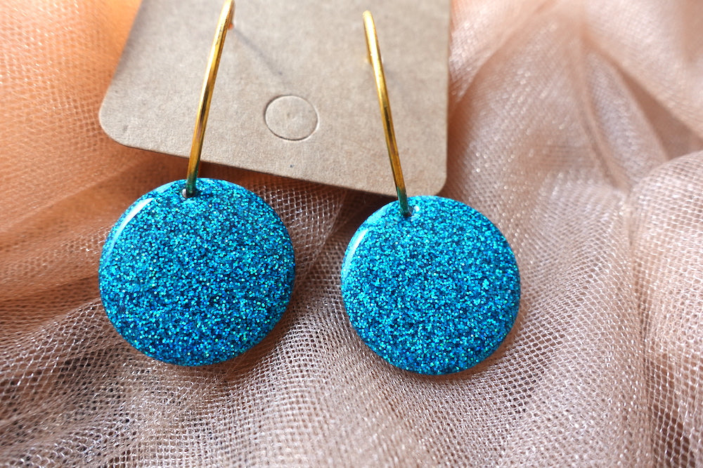 Turquoise holografische glitter oorbellen (medium): dikkere hoops goudkleurig