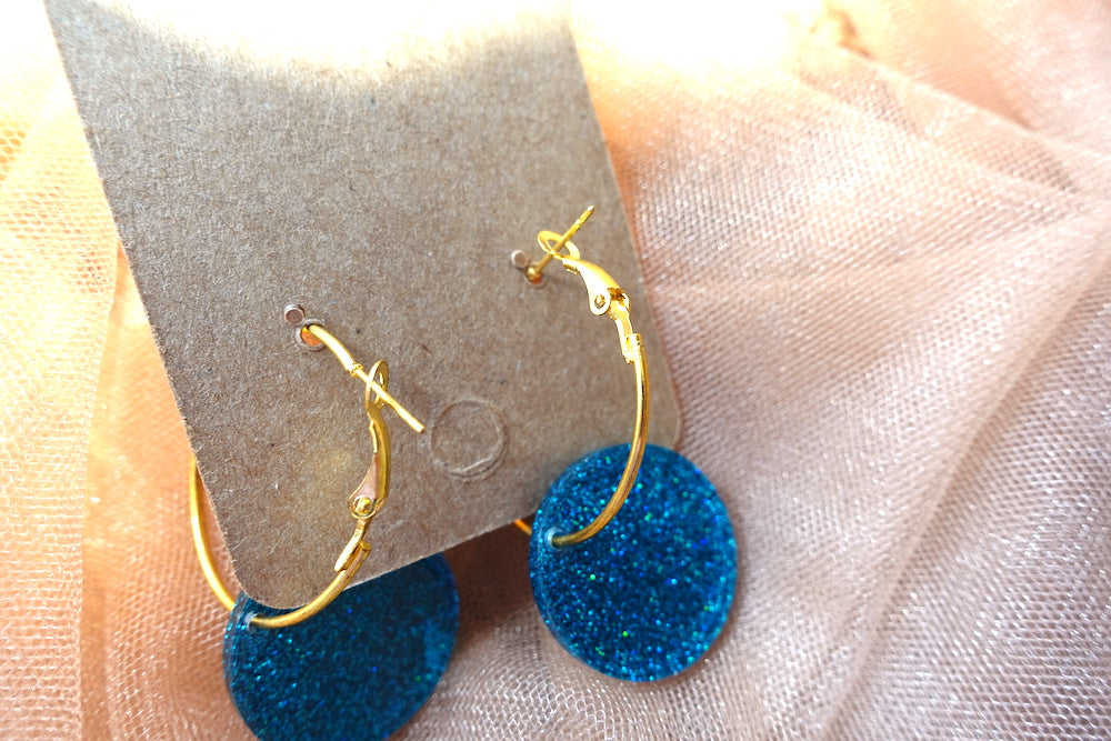 Turquoise holografische glitter oorbellen (medium): dikkere hoops goudkleurig