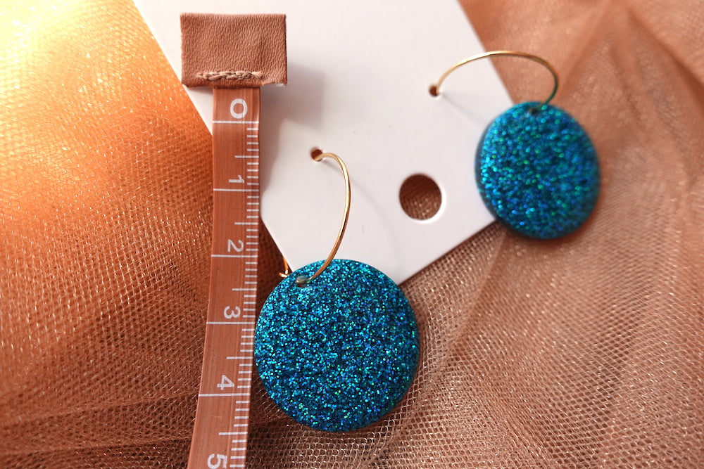 Turquoise holografische glitter oorbellen (medium): hoops goudkleurig