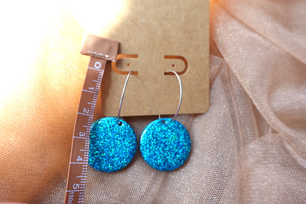 Turquoise holografische glitter oorbellen (medium): hoops zilverkleurig