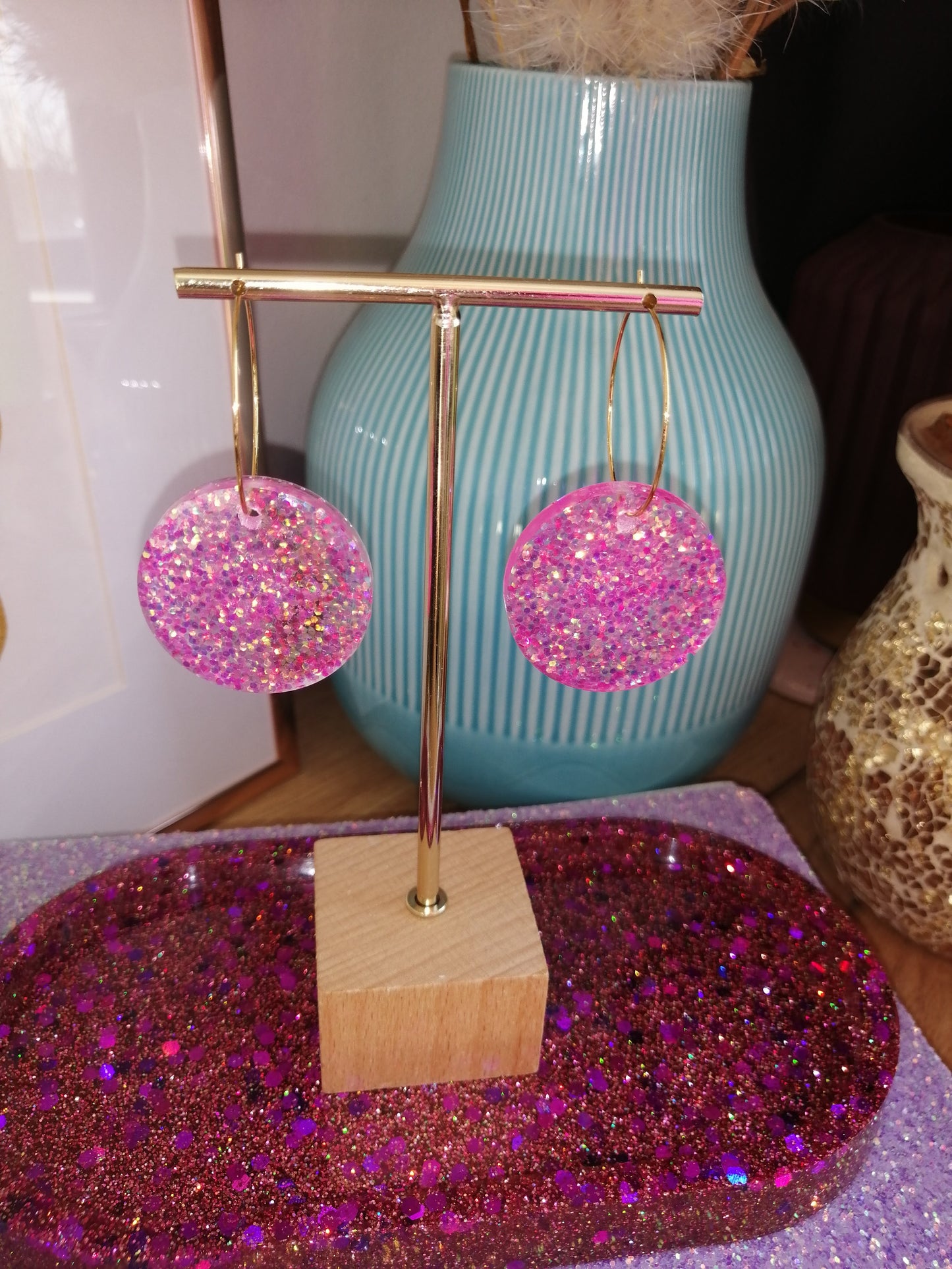 Barbieroze glitter oorbellen - goudkleurige hoops