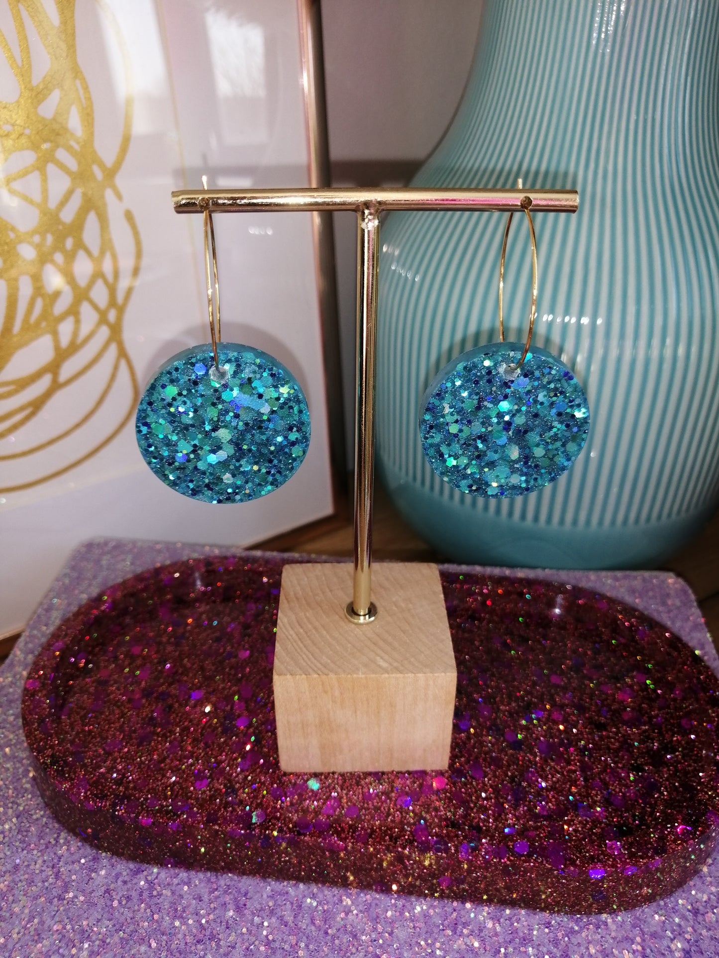 Turquoise blauwe glitter oorbellen - goudkleurige hoop