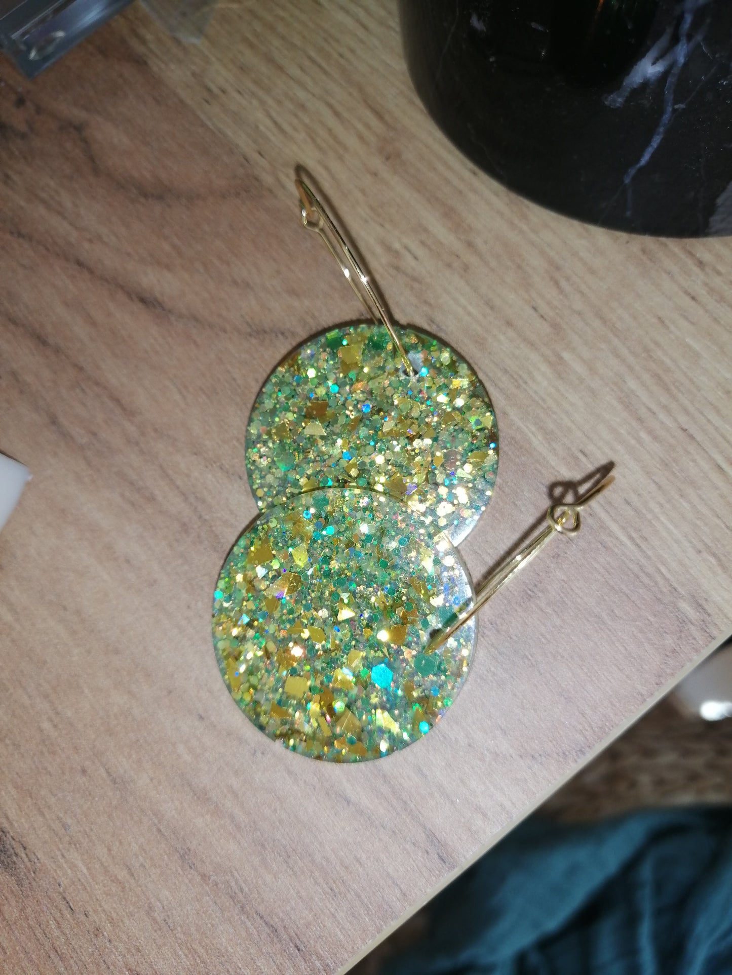 Lichtgroene holografische oorbellen - hoop earrings