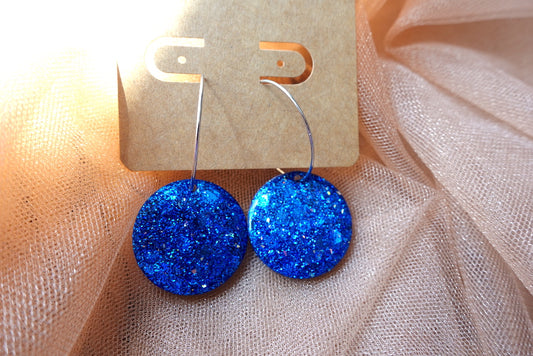 Blauwe glitter oorbellen (medium) hoops zilverkleurig