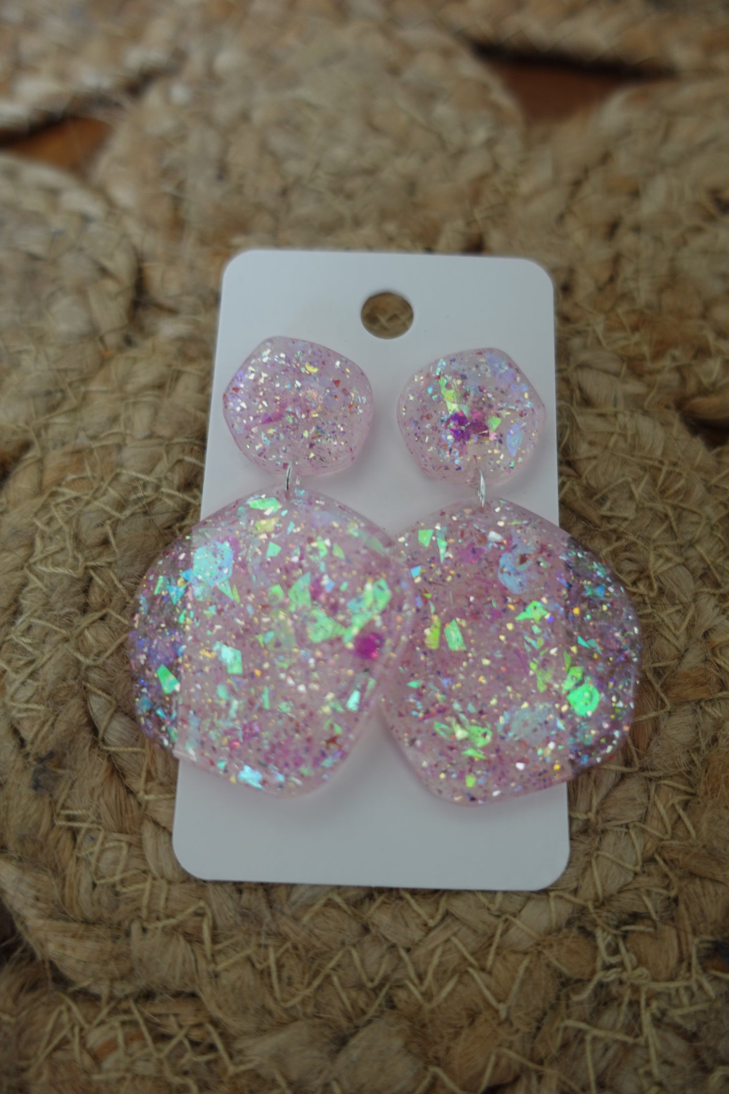 Lichtroze oorbellen met roze flake glitter (statement oorbellen)