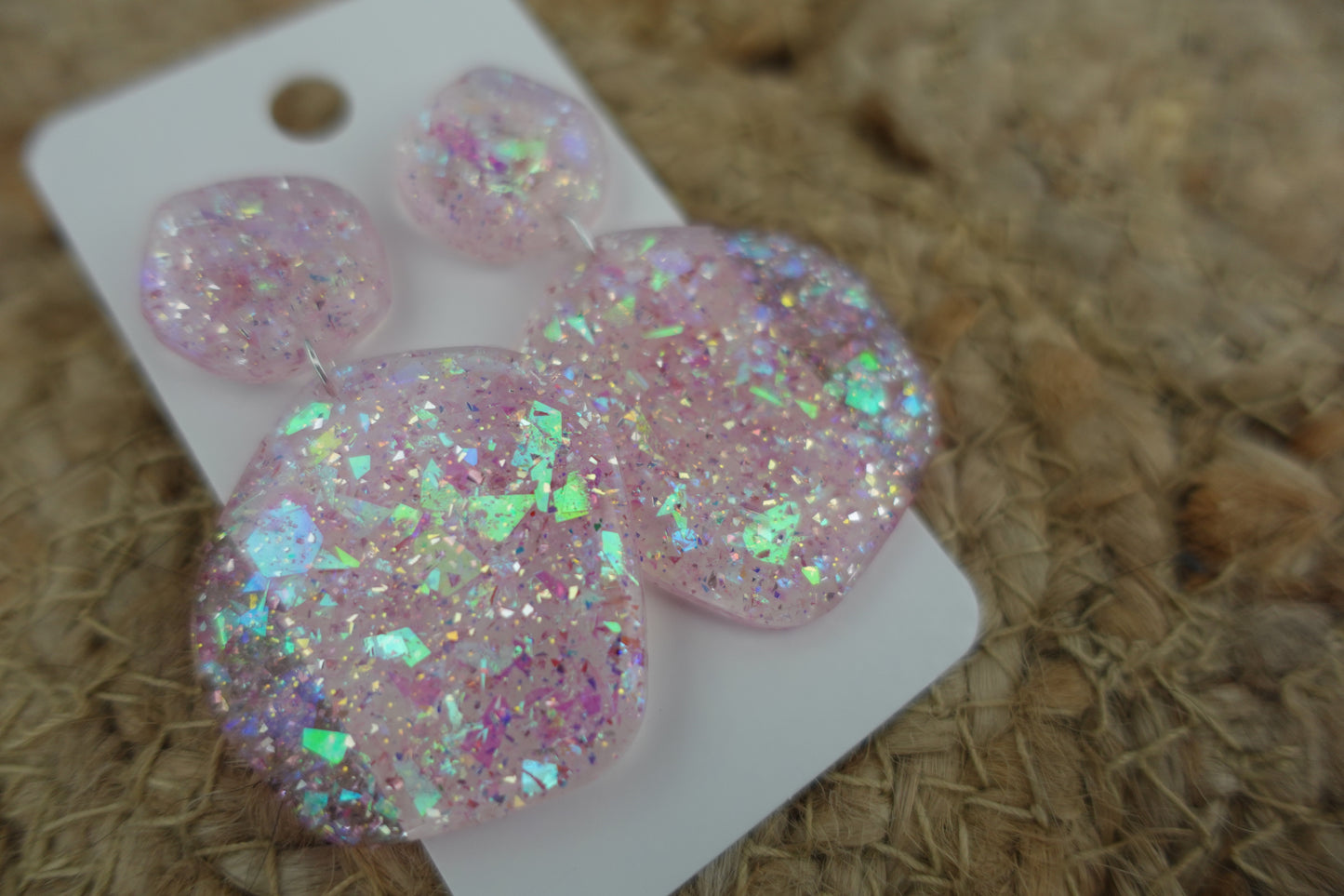 Lichtroze oorbellen met roze flake glitter (statement oorbellen)