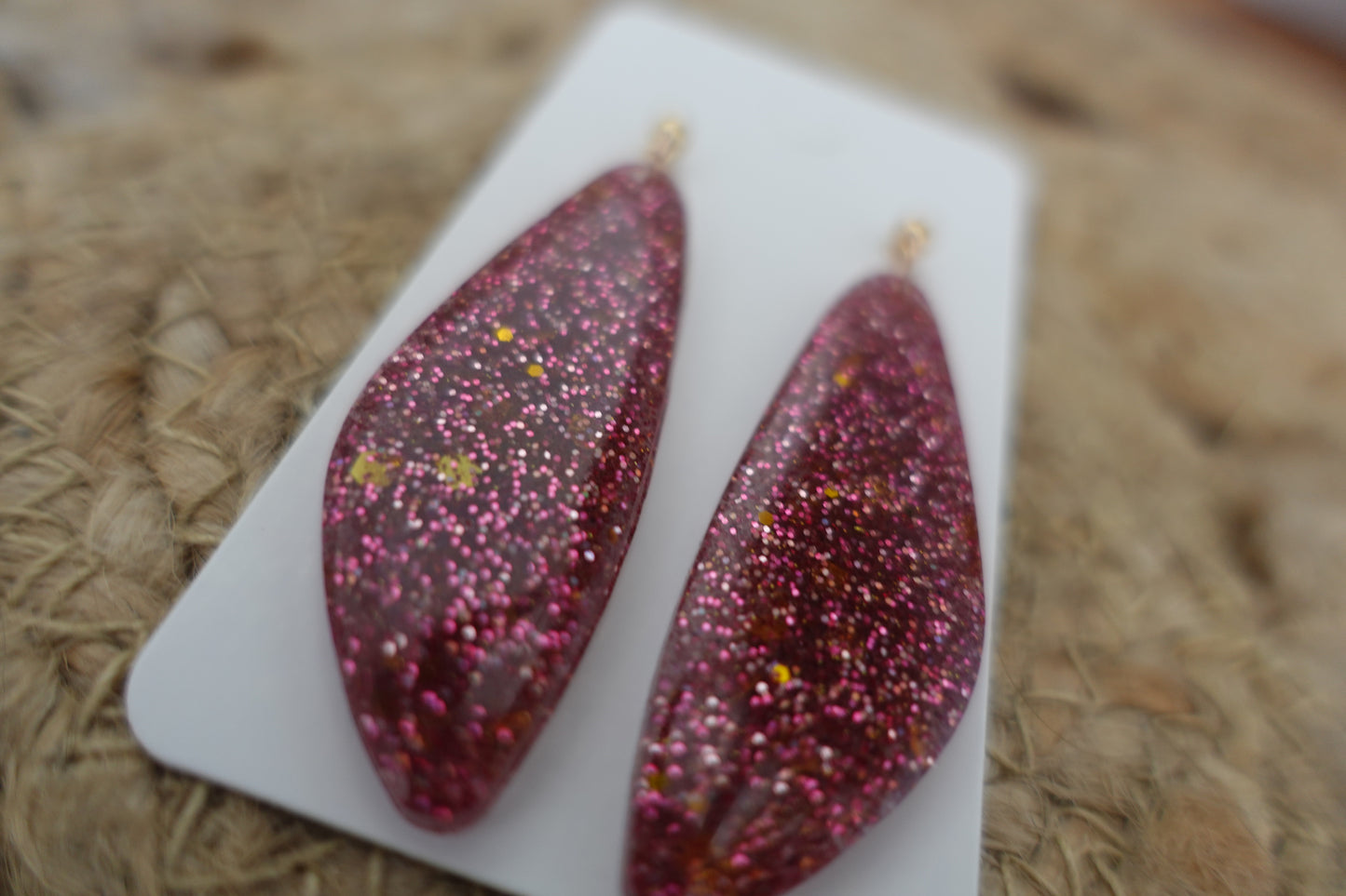 Licht maroon oorbellen met glitter (statement oorbellen)